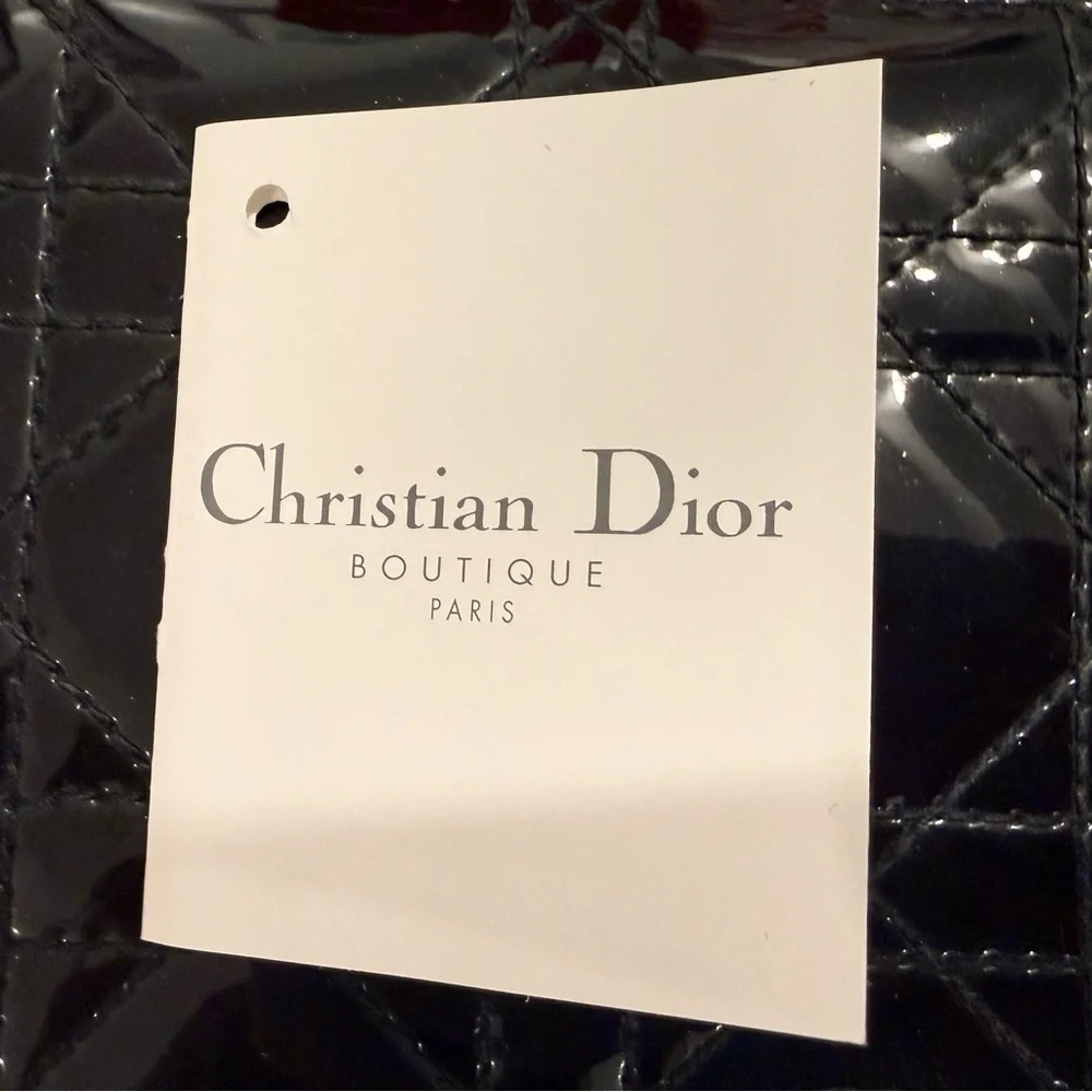 Dior - Lady Dior Voyageur Zip Wallet in Black Patent Cannage - Picture 9 of 15